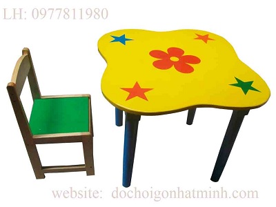 Bàn ghế gỗ hình bông hoa